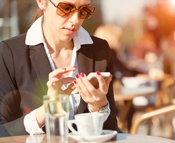Geschäftsfrau greift mit Smartphone auf Netzwerk zu — Stockfoto