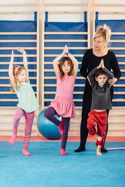 Kleine Kinder im Sportunterricht — Stockfoto