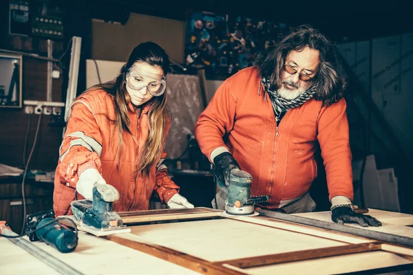 Padre con hija trabajando en taller de carpintería — Foto de Stock
