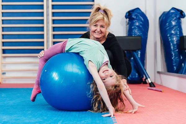 Physiotherapeutin arbeitet mit Mädchen — Stockfoto