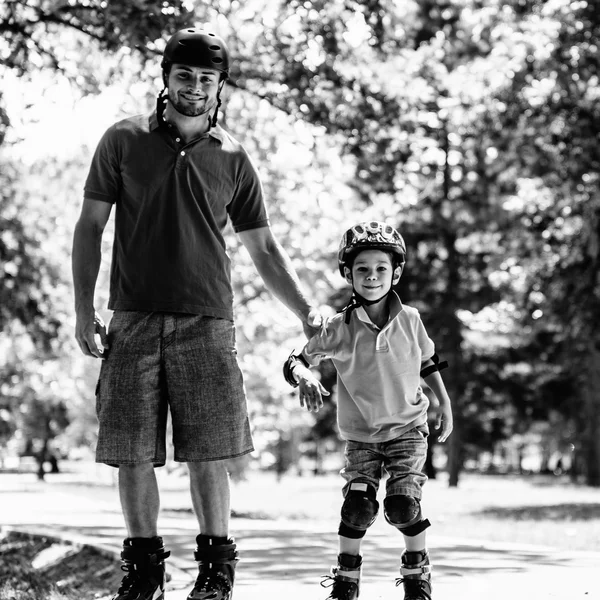 父亲轮滑公园与儿子 — 图库照片