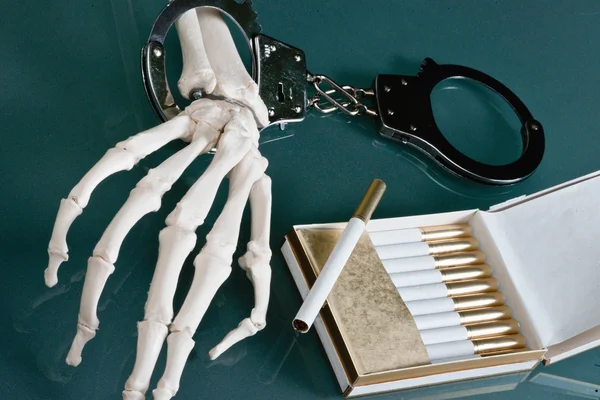 Skelet hand met sigaret — Stockfoto