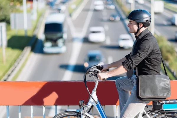 Männliche Pendler fahren E-Bike — Stockfoto