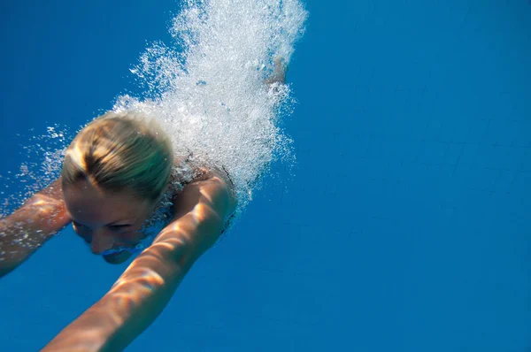 Mujer buceando en la piscina — Foto de Stock