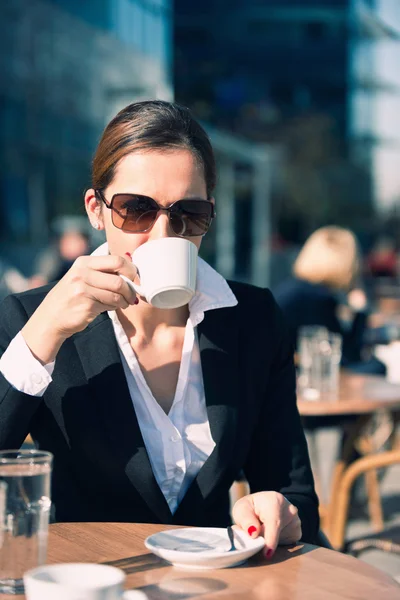 在喝咖啡休息的女商人 — 图库照片