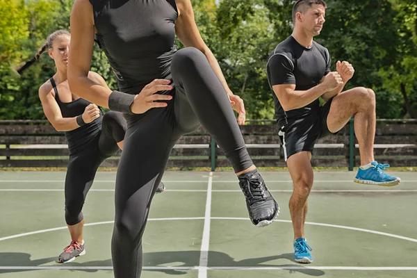 Pessoas fitness exercitando ao ar livre — Fotografia de Stock