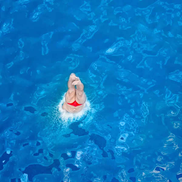 Plongée au moment de l'entrée dans l'eau — Photo