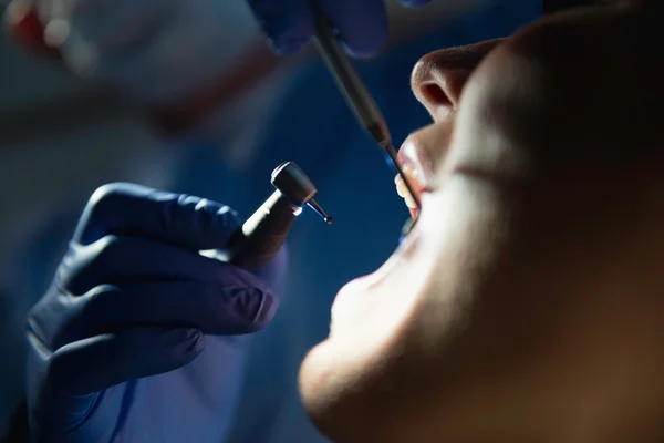 Dentista preparando o paciente para o preenchimento — Fotografia de Stock