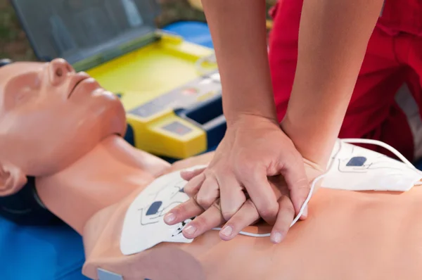 Sjukvårdare praktiserande defibrillator HLR förfarande — Stockfoto