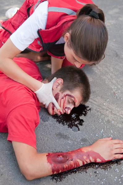 Paramedic with car accident victim on street — Stock Photo, Image