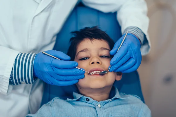 Jongetje op tandheelkundige regelmatige check-up — Stockfoto