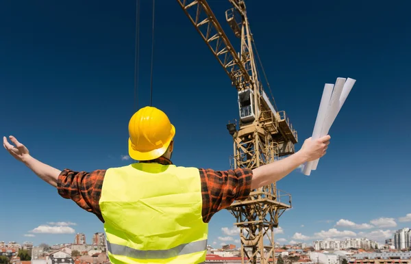 Trabalhador da construção com operador de guindaste — Fotografia de Stock