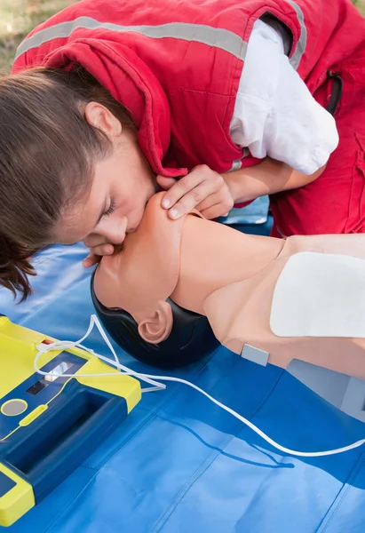 Procedura di respirazione di salvataggio eseguita su manichino — Foto Stock