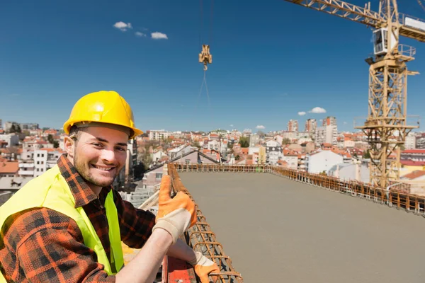 Construction worker showing thumb-up — Stock Photo, Image