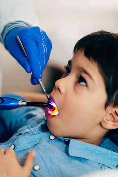 Dentista secando dente menino — Fotografia de Stock