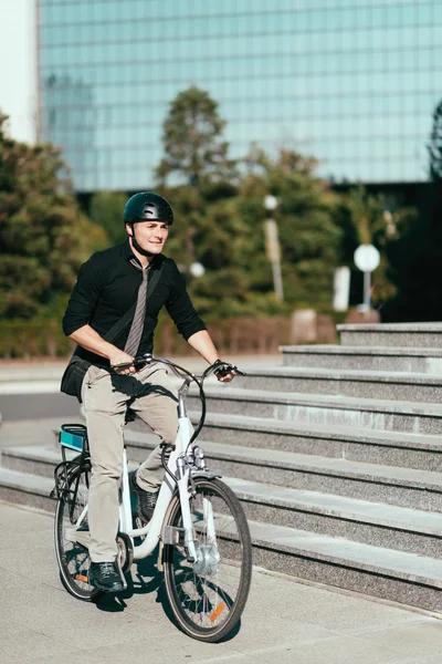Человек на электрическом велосипеде — стоковое фото