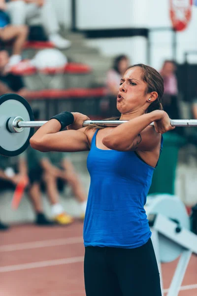 Female lifting  barbell — Stock Photo, Image