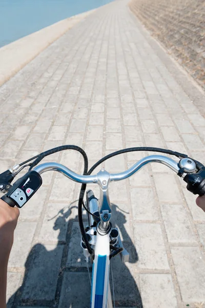 Mani in sella E-bike — Foto Stock