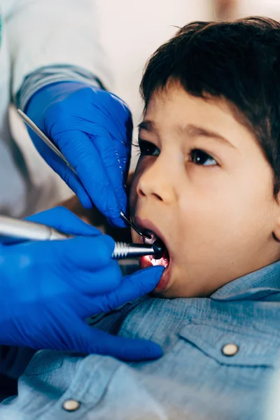 Tandarts boren jongen tand — Stockfoto