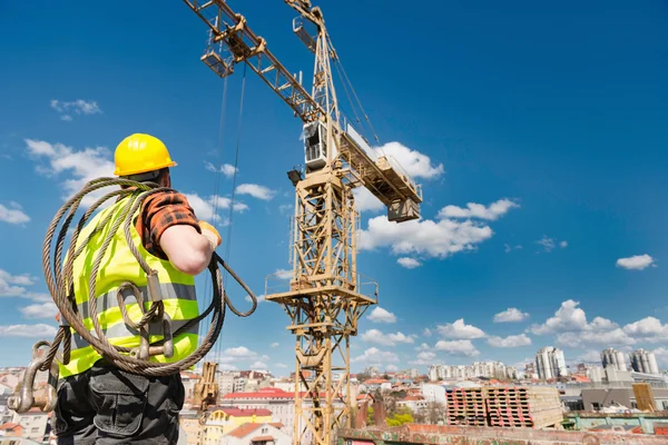 Trabalhador da construção com guindaste — Fotografia de Stock