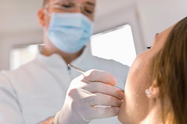Dentystycznych egzamin w gabinecie stomatologicznym — Zdjęcie stockowe