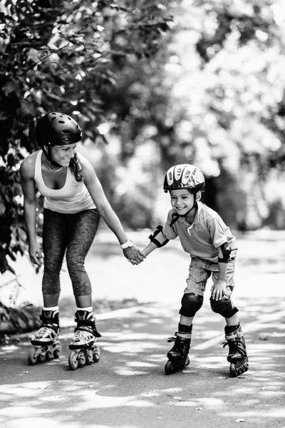 Мати навчає сина кататися на ковзанах — стокове фото