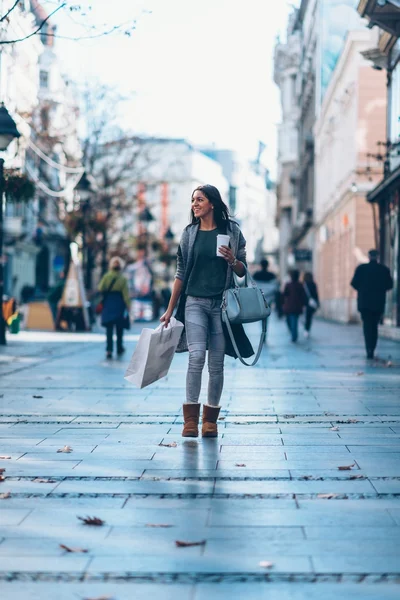 Chica con café para llevar — Foto de Stock