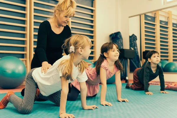 Physiotherapeutin arbeitet mit Kindern — Stockfoto