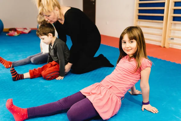 Physical therapist working with children — Stock Photo, Image