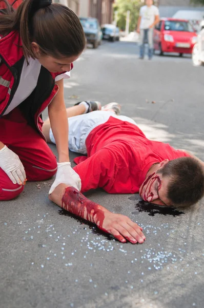 Sanitäter mit Unfallopfer auf Straße — Stockfoto