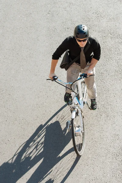 電動自転車を使用して若い男 — ストック写真