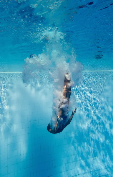 Señora buceo en la piscina — Foto de Stock