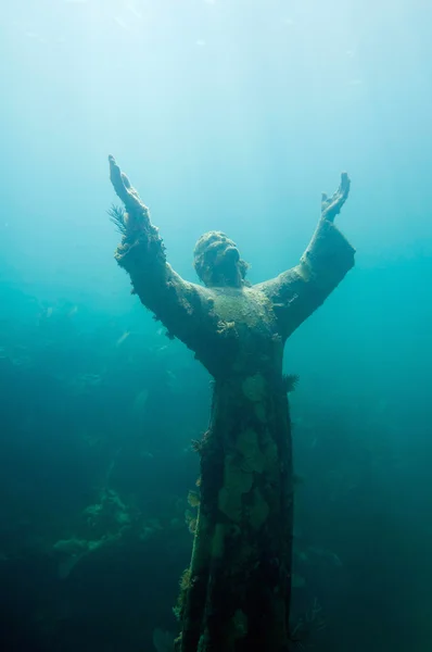 Estatua religiosa submarina incrustada en corales — Foto de Stock