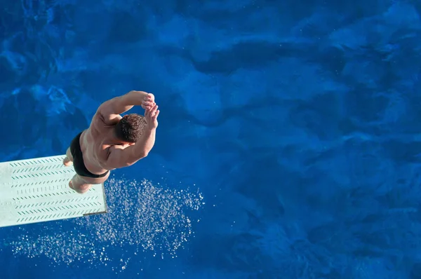 Male diver bouncing on springboard — Stock Photo, Image