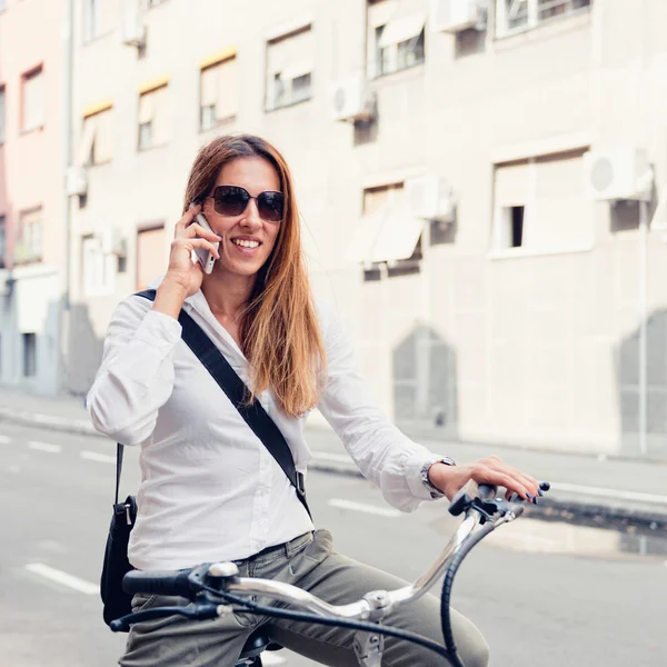 E-自転車と携帯電話オフィス ワーカー — ストック写真