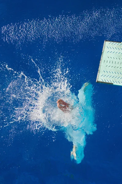Do vody po zádech ponoru potápěče — Stock fotografie