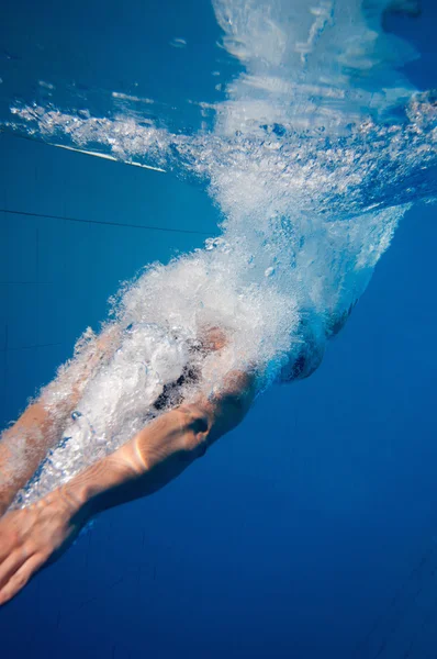 Homem que entra na piscina — Fotografia de Stock