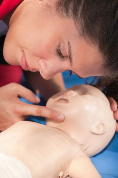 Practicante examinando los pasajes de las vías respiratorias —  Fotos de Stock