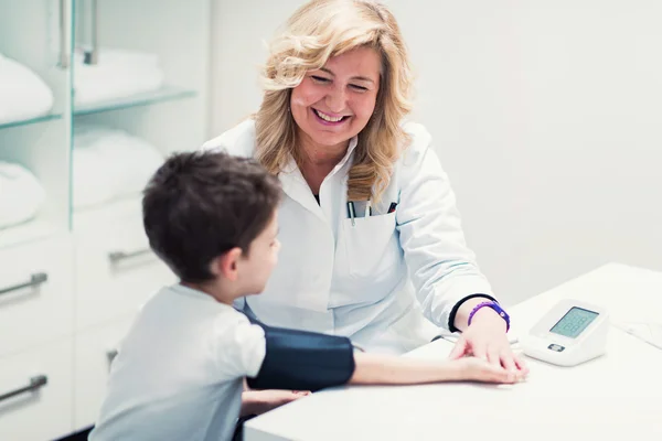 Niño midiendo la presión arterial — Foto de Stock