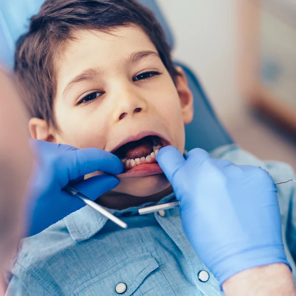 Menino no check-up dentário regular — Fotografia de Stock