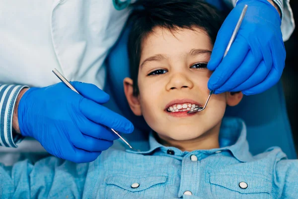 Kleiner Junge bei regelmäßiger Zahnuntersuchung — Stockfoto