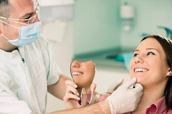 Paciente sorridente satisfeito com dentista — Fotografia de Stock