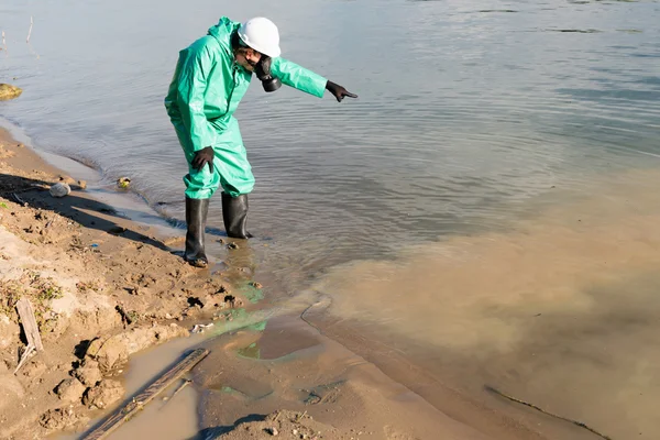 Umweltschützer weist auf verschmutztes Wasser hin — Stockfoto