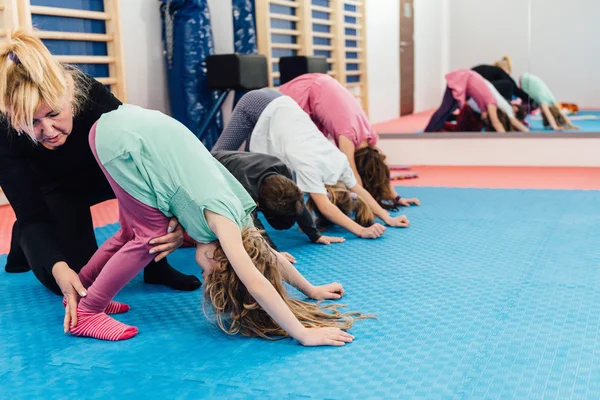 Grupa dzieci, ćwiczenia z fizjoterapeuta — Zdjęcie stockowe