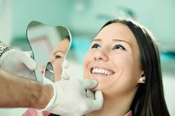 Female visiting dentist — Stock Photo, Image