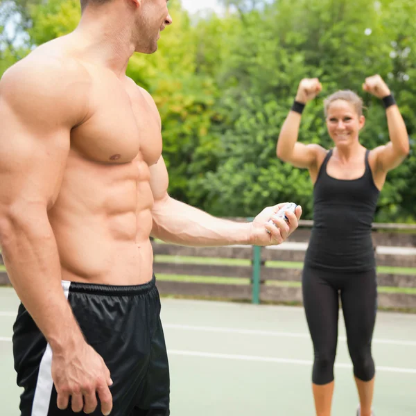 Instructeur travaillant avec une femme — Photo