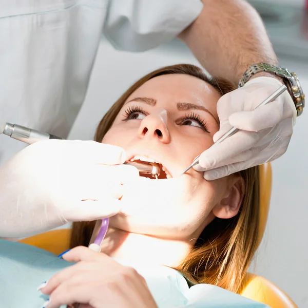 Paciente do sexo feminino dentista visitante — Fotografia de Stock