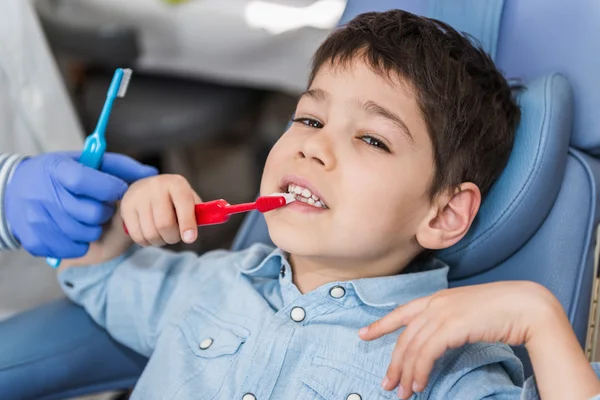 Οδοντίατρος με μικρό αγόρι — Φωτογραφία Αρχείου