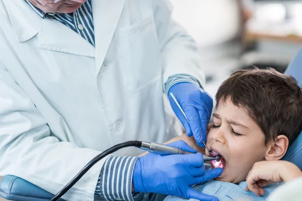 Dentista trabalhando com dentes de menino — Fotografia de Stock