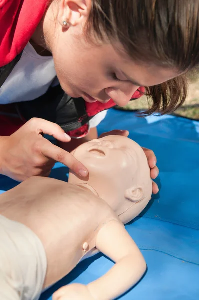 Practitioner checking vital functions — Stock Photo, Image